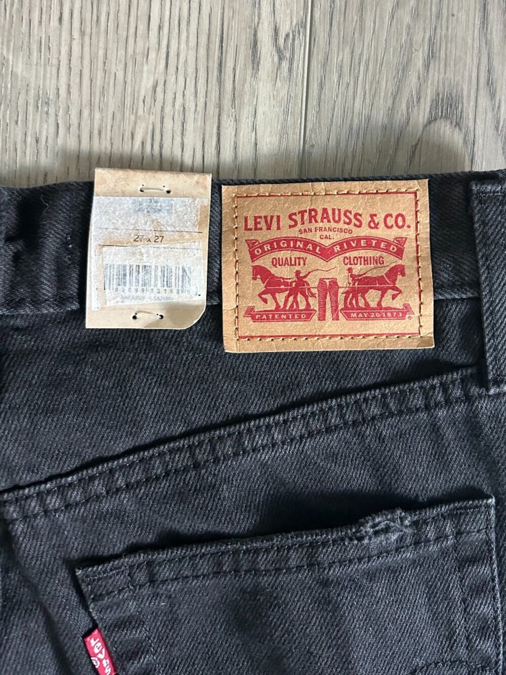 Levi’s High Waisted Mom Jeans Womens 27x27 Black Distressed NWT High Rise Taper - Picture 16 of 16